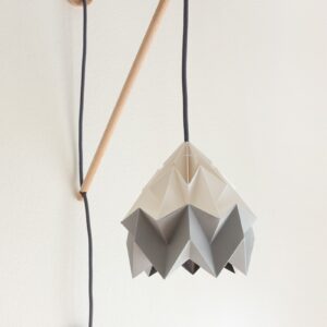 Houten muurlamp Klimoppe met papieren origami hanglamp Moth