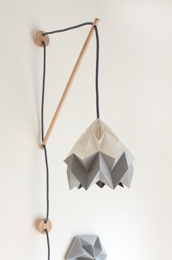 Houten muurlamp Klimoppe met papieren origami hanglamp Moth