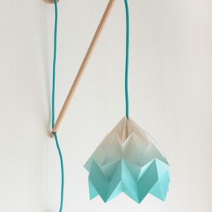 Houten minimalistische wandlamp Klimoppe met papieren origami lamp Moth